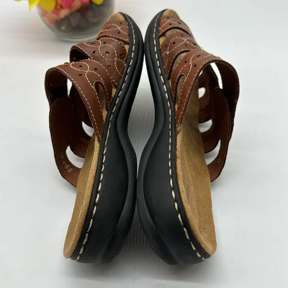 Clarks Brown with white stiching slip on sandals Size 9.5 MCS6587J - Picture 4 of 7
